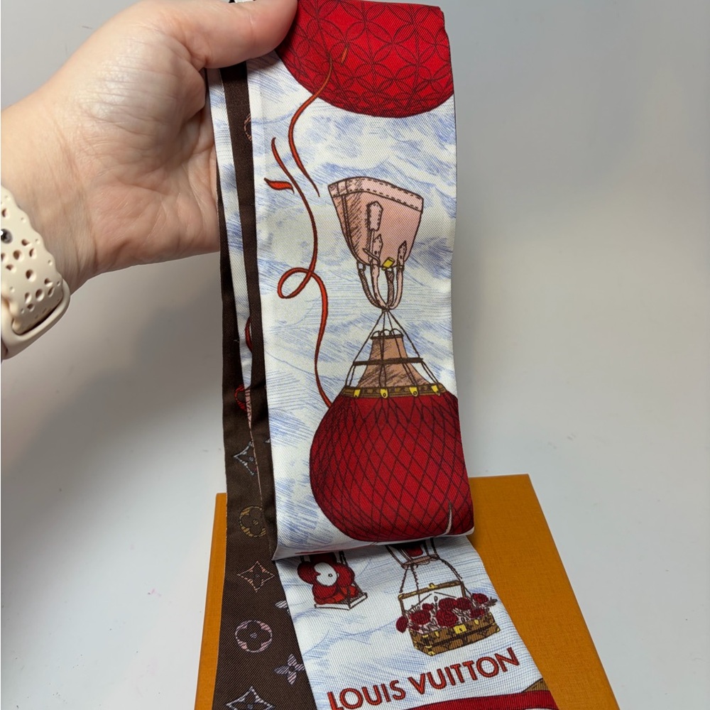 SOLD Louis Vuitton Up and Away BB Bandeau 100% Silk Spring-Summer 2023 NWOT - Picture 4 of 15